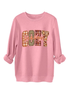 Detalle del cuello redondo y el estampado gráfico COZY SEASON en sudadera rosa de otoño