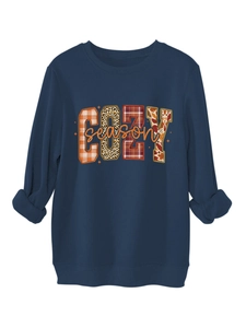 Detalle de sudadera azul marino con cuello redondo acanalado y estampado de COZY