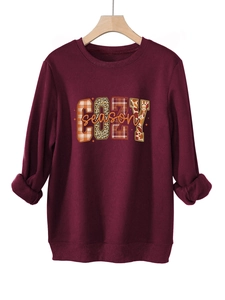 Detalle del estampado COZY season con motivos de leopardo y arce en sudadera gruesa