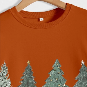 Felpa girocollo arancione scuro con stampe di alberi di Natale e finiture a costine
