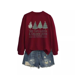 Set felpa bordeaux con stampa alberi di Natale e pantaloncini in denim blu usato