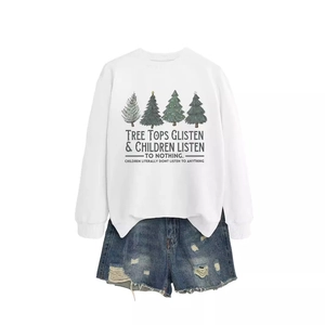 Set casual con felpa bianca stampa alberi e pantaloncini di jeans effetto invecchiato