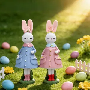 Dettagli di figurine di coniglietti pasquali in resina con cappotti blu e rosa