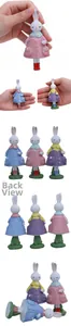 Détails de figurines de lapins de Pâques miniatures avec robes colorées et socles