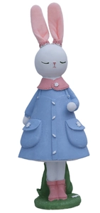 Dettaglio statuetta coniglio pasquale in resina con cappotto blu e dettagli floreali