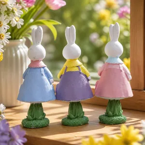Vista posteriore set statuette di coniglietti pasquali in resina con abiti colorati su base