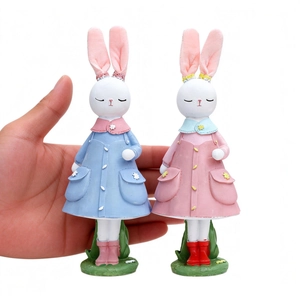 Coppia di graziose statuette di coniglietti pasquali in resina per decorazioni domestiche