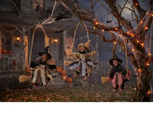 Λεπτομέρεια από τρεις κρεμαστές μάγισσες Halloween σε σκούπες με ξύλινες ταμπέλες Welcome