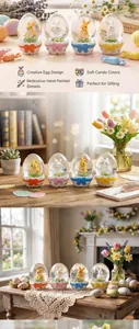 Detail van kleurrijke glazen paaseieren met schattige konijntjes en decoratieve linten