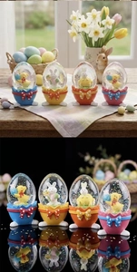 Detalle de bolas de nieve de cristal de Pascua con conejitos, patos y lazos de lunares