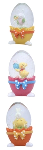 Detalle de globos de agua en forma de huevo de Pascua con figuras de conejos y pollitos