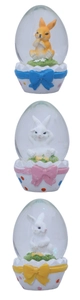Detalle de huevos de Pascua de cristal con conejos y bases decoradas con lunares