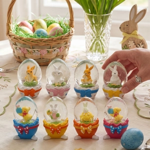 Set de 8 bolas de nieve de Pascua en forma de huevo con conejitos y pollitos de mesa