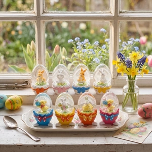 Set de bolas de nieve de Pascua con conejitos y pollitos en bases de huevo de color