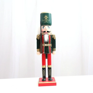 Details des 38 cm großen Nussknacker-Königs in rot-grüner Uniform auf rotem Sockel