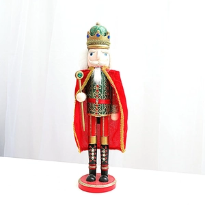 Detail eines 38 cm Nussknacker-Königs in grüner Uniform mit rotem Samtumhang