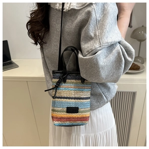 Tragebeispiel der bunt gewebten Mini-Tote-Bag kombiniert mit grauem Sweatshirt