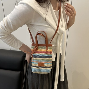 Bunte gestreifte gewebte Stroh-Handytasche mit braunen Lederriemen für Damen