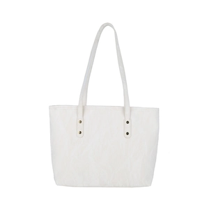 Borsa tote bianca minimalista in tessuto stropicciato con rivetti dorati