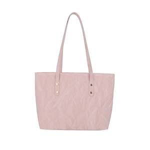 Rosa Shopper-Tasche mit Faltenstruktur, Glanzeffekt und eleganten goldenen Metallteilen