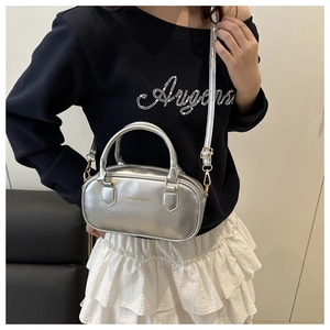 Dettaglio borsa Boston argento con testo Fashion e tracolla regolabile rimovibile