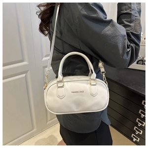 Détails du sac Boston blanc avec ferrures dorées et bandoulière réglable pratique