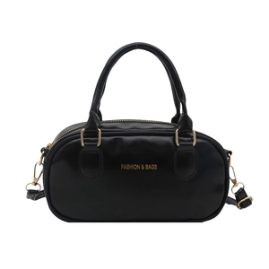 Sac bowling noir brillant avec fermetures dorées pour un look élégant au quotidien