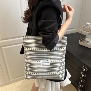 Sac fourre-tout en toile à rayures noires et blanches avec texture géométrique