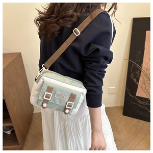 Japanse canvas crossbodytas in muntgroen en beige met verstelbare bruine riem