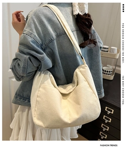 Dettaglio della borsa hobo in velluto a coste crema con texture morbida e tracolla larga