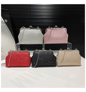 Détail de pochettes de soirée pailletées en plusieurs couleurs avec chaîne en métal