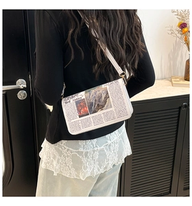 Borsa a tracolla alla moda con stampa di giornale indossata da una modella in interno chic
