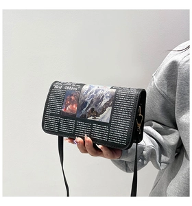 Détail d'un sac à rabat rectangulaire avec imprimé journal et fermoir métallique