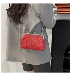 Détail du sac à paillettes rouges étincelantes avec chaîne argentée sur blazer gris