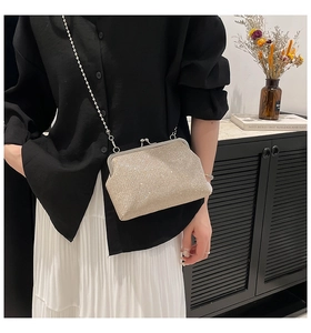Sac bandoulière pailleté doré champagne avec chaîne en métal et fermeture rétro élégante