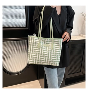 Dettaglio della borsa shopper a scacchi verde e bianco con etichetta in pelle