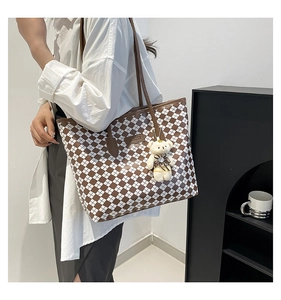 Dettaglio della borsa shopper a scacchi con logo JINGPIN e ciondolo a forma di orsetto