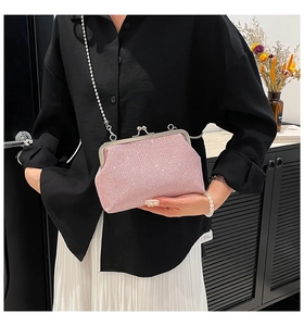 Vue détaillée du sac de soirée rose à paillettes avec fermoir métal et bandoulière chaîne