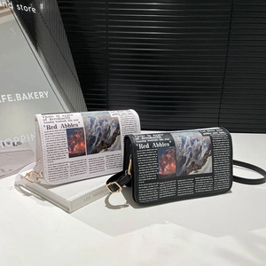 Borsa a Tracolla in Pelle PU con Stampa Giornale per Donna Borsa a Spalla Quadrata alla Moda con Tracolla Regolabile Retro