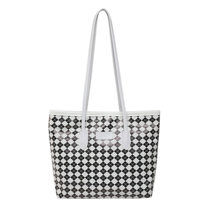 Borsa tote classica a scacchi neri e bianchi con tracolla sottile ed etichetta JINGPIN
