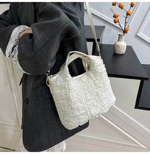 Vue détaillée de la texture gaufrée blanche d'un sac seau bandoulière chic