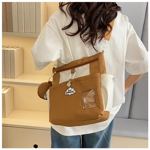 Détail du sac fourre-tout marron et blanc avec patch nuage et petit porte-monnaie