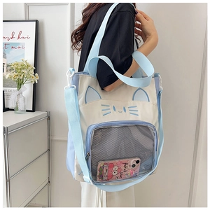 Détail du sac cabas chat avec fenêtre avant transparente et broderie de visage de chat