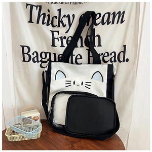 Detail der süßen Katzen-Stofftasche mit transparentem PVC-Fenster und Netz-Radiotasche