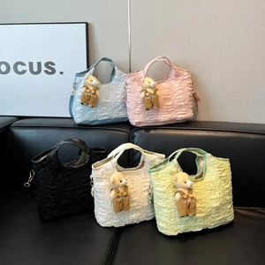 Sacs à main texture bulle en cinq couleurs avec oursons et bandoulières réglables