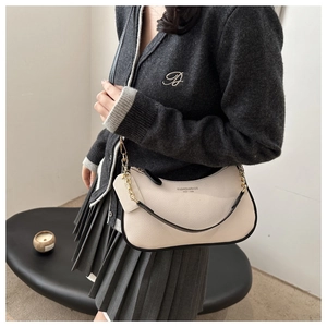 Detail der beigen Hobo-Tasche mit Kieselleder-Textur und goldfarbenem Kettenriemen