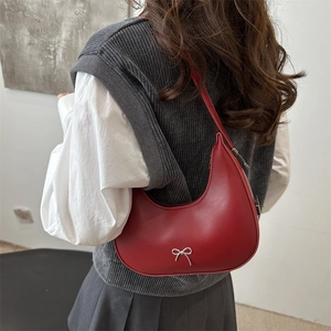 Sac hobo croissant rouge avec nœud argenté sur mannequin pour un style d'été chic