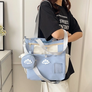 Sac seau en toile rétro bicolore bleu et blanc avec un charme de nuage