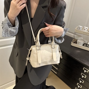 Sac Boston blanc crème à la mode avec lettres embossées et bandoulière réglable