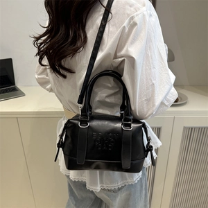 Sac Boston classique en similicuir mat noir avec lettrage embossé et détails argentés